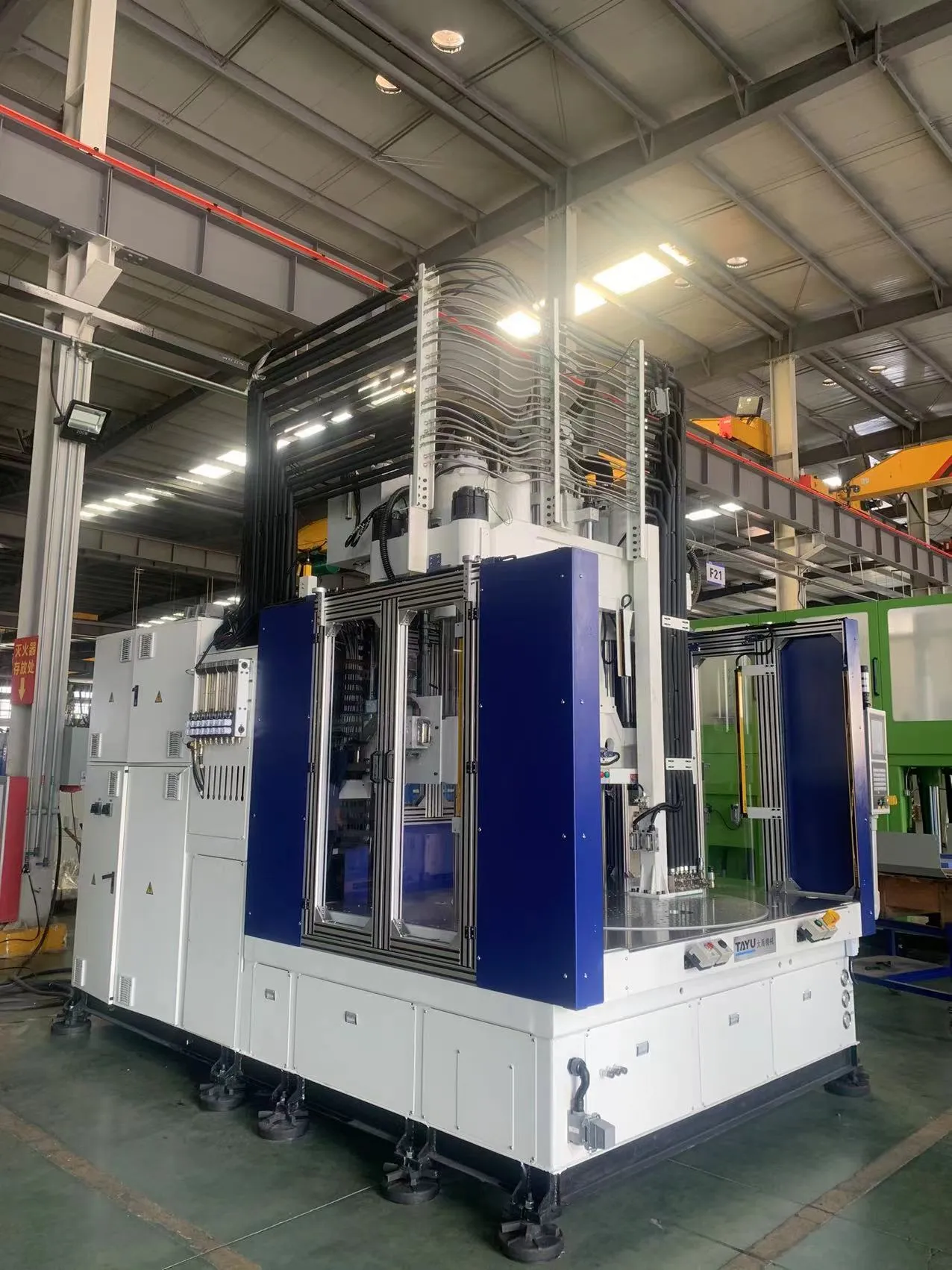 Plastik enjeksiyon makinesi